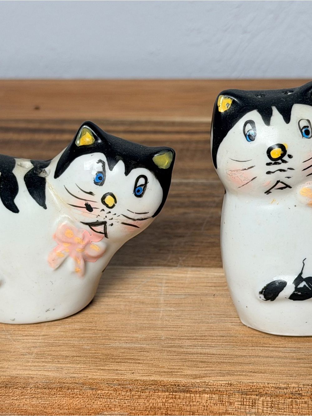 Vintage Hand painted Ceramic Cat Salt and Pepper Shakers - White and Black - Picture 8 of 10